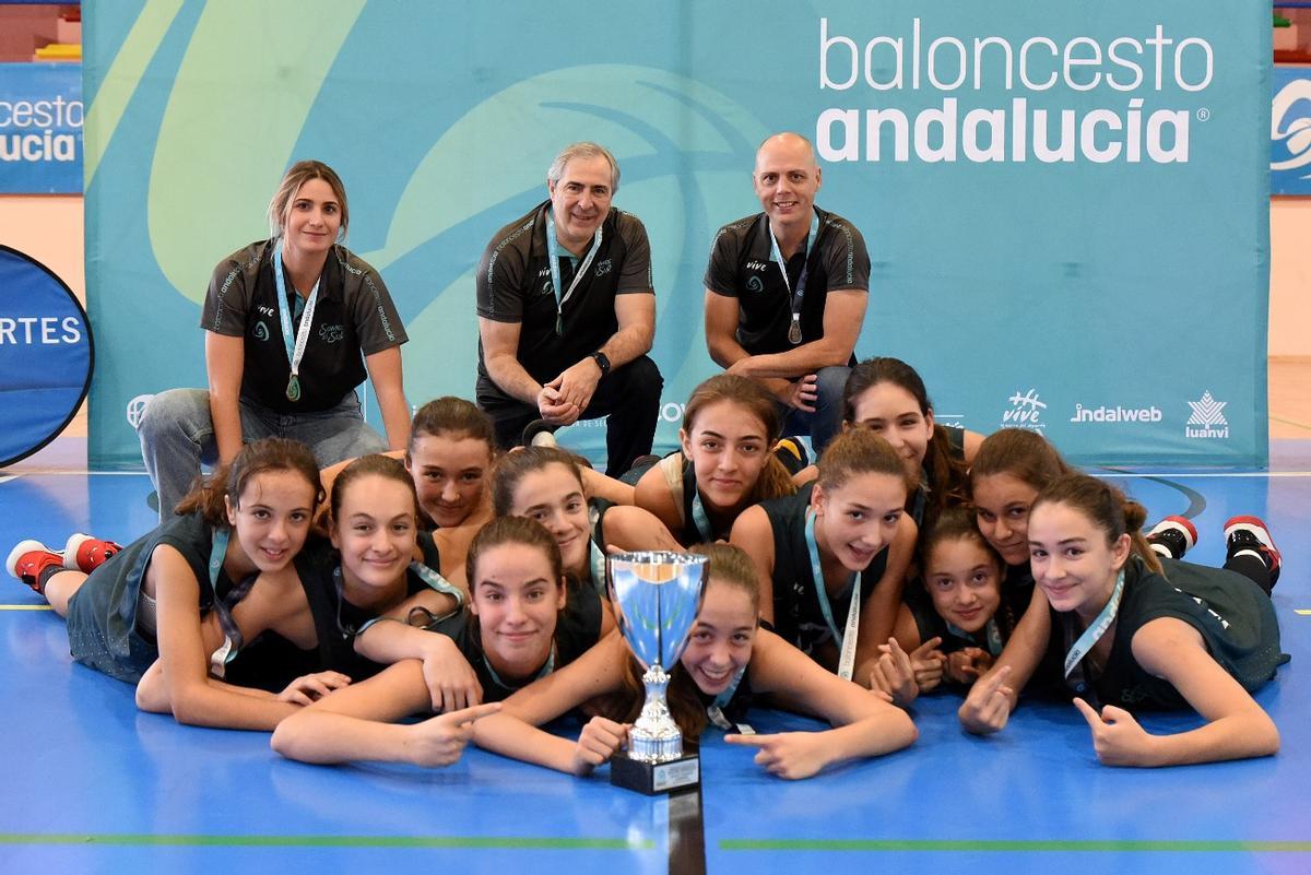 La selección infantil femenina, tras proclamarse campeona de Andalucía.