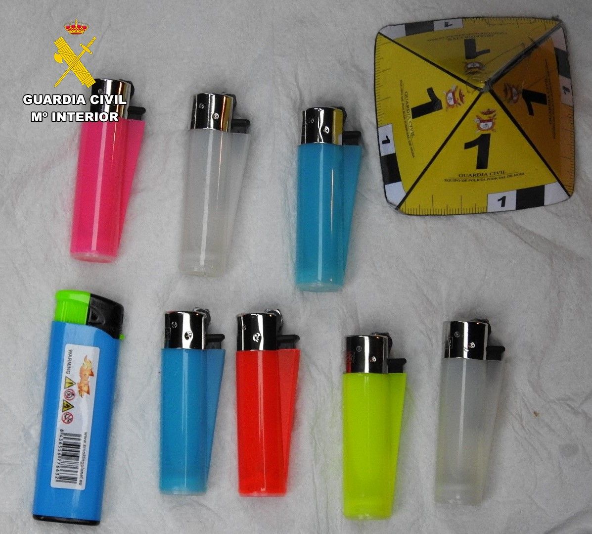 Mecheros incautados por la Policía Judicial al presunto pirómano.