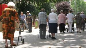 Un grupo de jubilados caminan por el paseo de Sant Joan, en Barcelona.