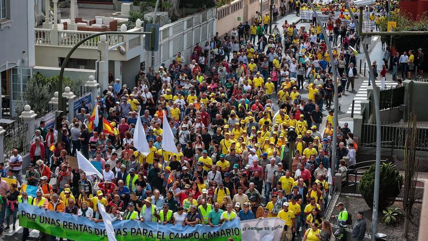 5.000 personas defienden el campo canario por las calles de Tenerife