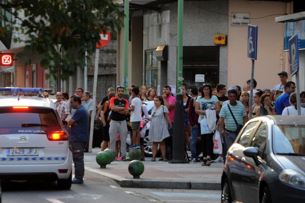 Un delincuente huye de la policía saltando por los tejados en Vilagarcía - Lanzó varias tejas desde edificios de la calle Fariña Ferreño al paseo del río O Con y se atrincheró en un piso