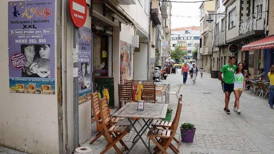 Terraza del bar Meiga, en la calle peatonal de O Forte.