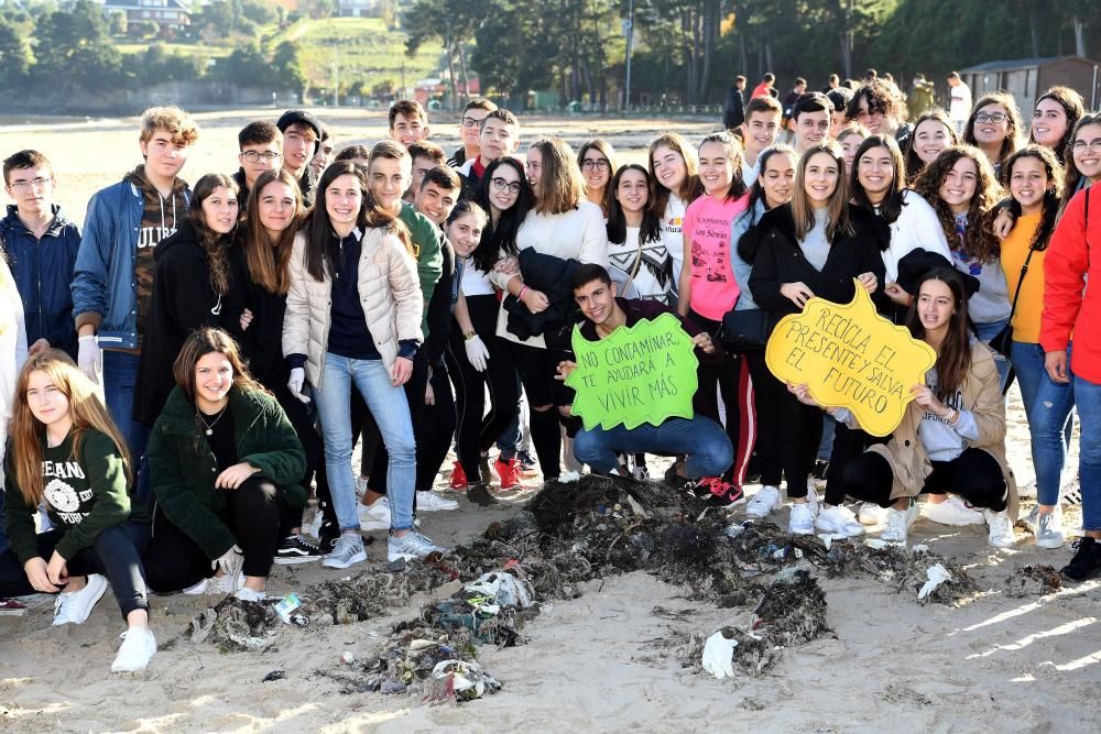 Más de 1.200 niños del Hogar de Santa Margarita recogen residuos en la playa de Gandarío para hacer esculturas.