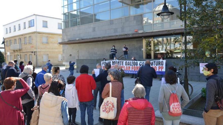 Decenas de personas respaldaron las demandas frente al consistorio de Cangas. / G. Núñez