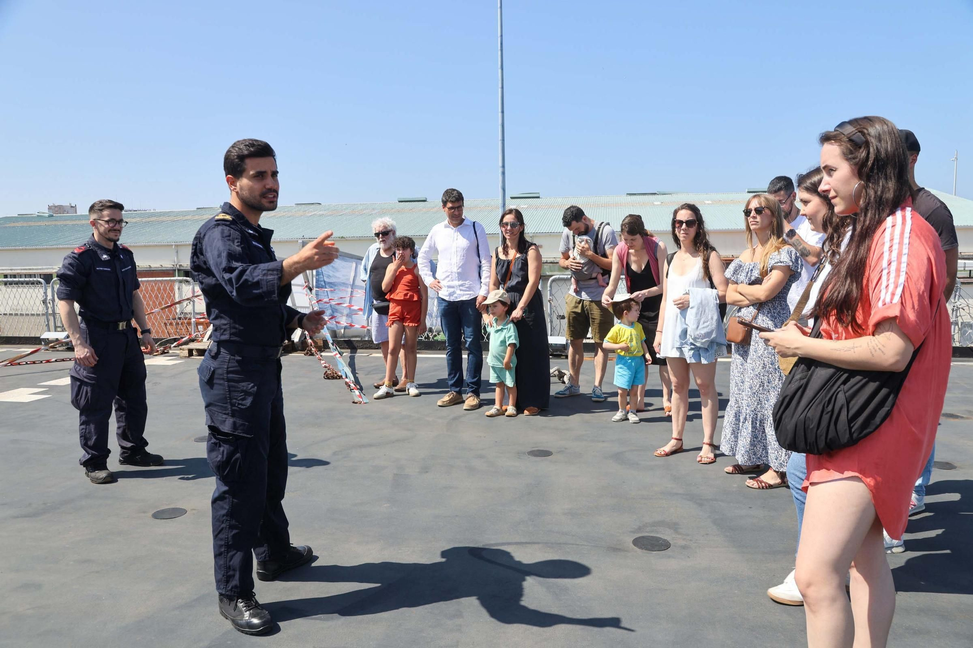 El buque 'San Giorgio', de la Armada de Italia, atraca en A Coruña en una visita no oficial