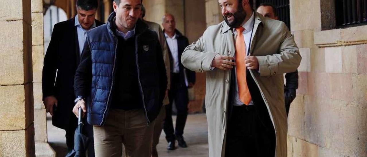 Del Olmo y Menéndez Vallina, con César y Fernando Corral detrás, a su llegada a una reunión con el Alcalde en el Ayuntamiento.