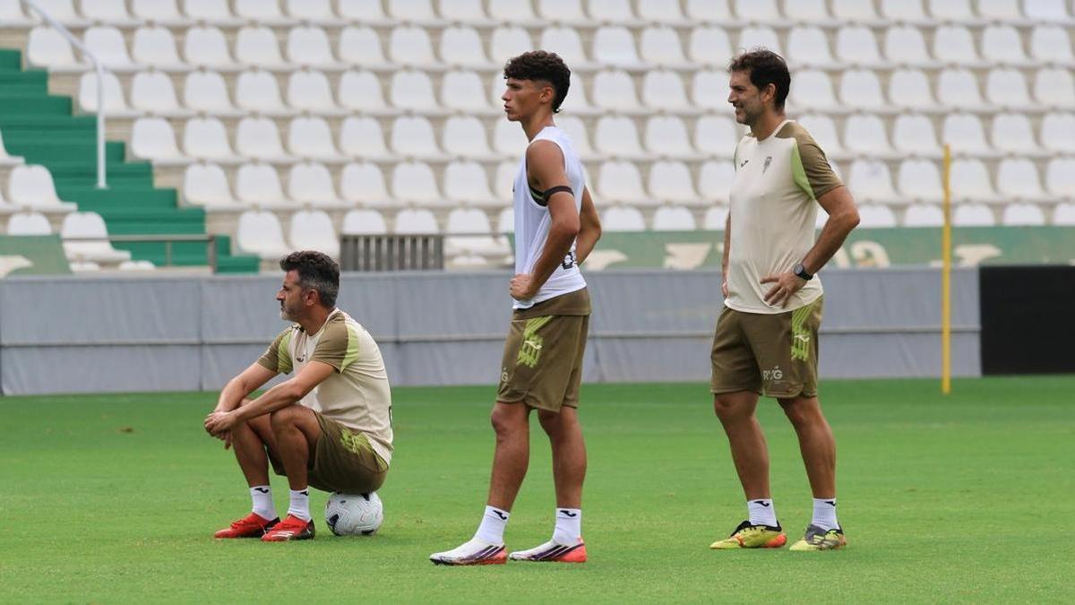 Dani Budesca, en el centro, en el entrenamiento de este jueves del Córdoba CF.