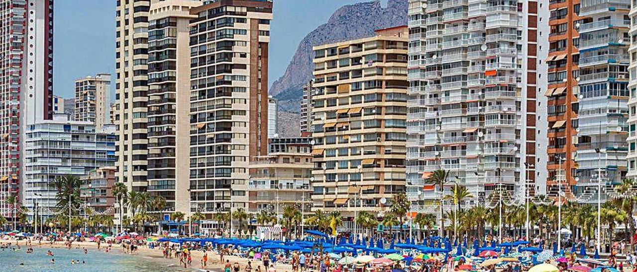 Bañistas en Benidorm.