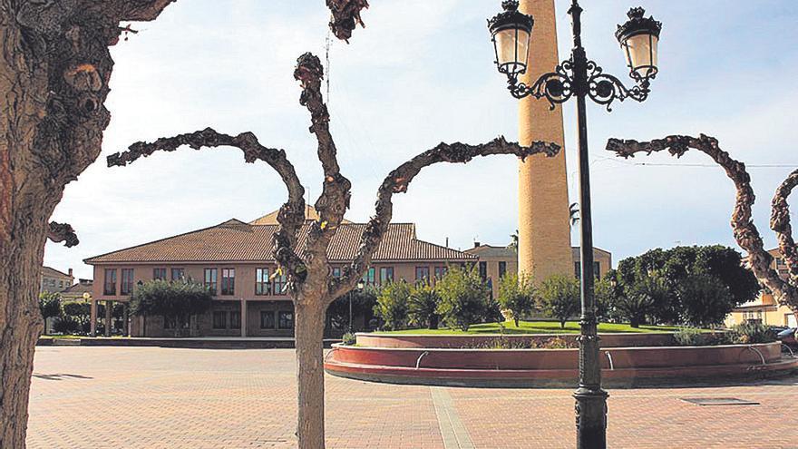 Una gran chimenea se erige en la plaza del Ayuntamiento