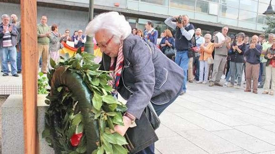 Arriba, unha bandada de pombas sobrevoa a Praza do Concello, donde se congregaron máis dun centenar de persoas. Abaixo, ofrenda floral no &quot;Memorial da Liberdade&quot;.  // Santos Álvarez