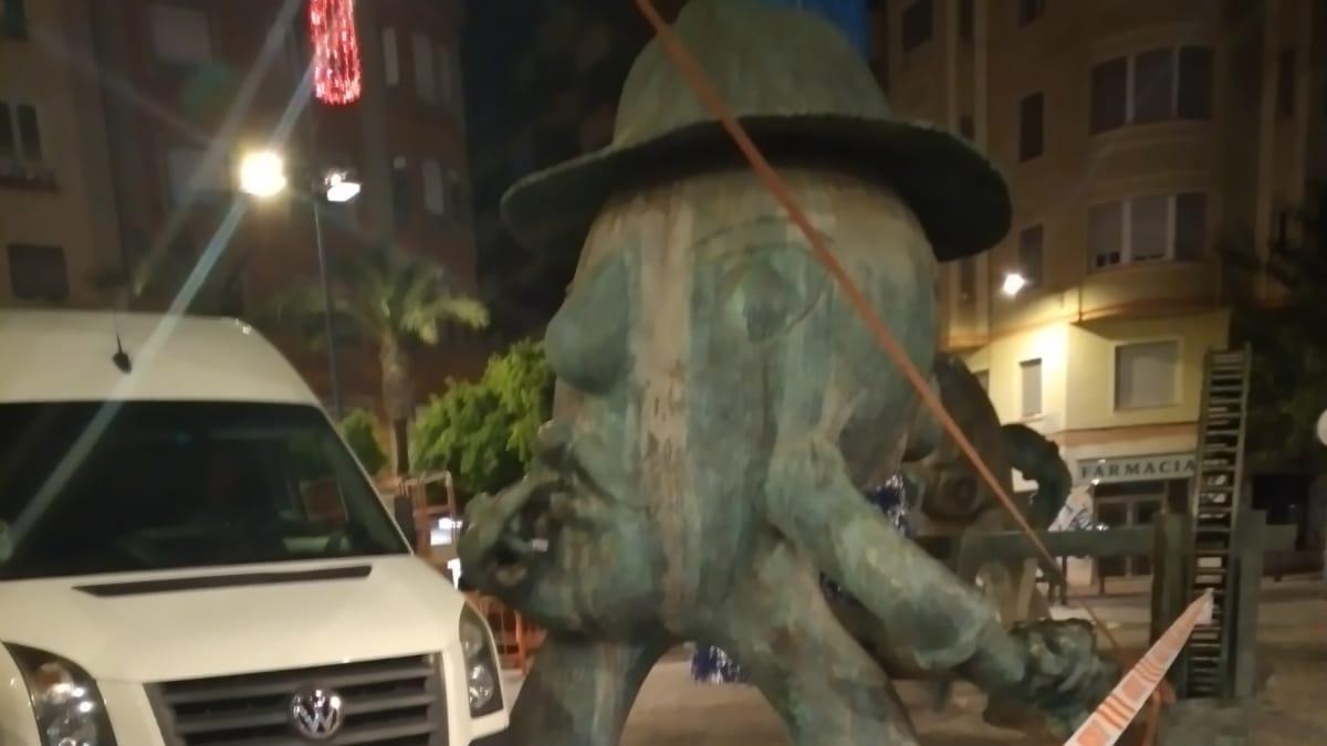 Vuelven a utilizar una escultura de Ripollés como método de sujeción en Castelló