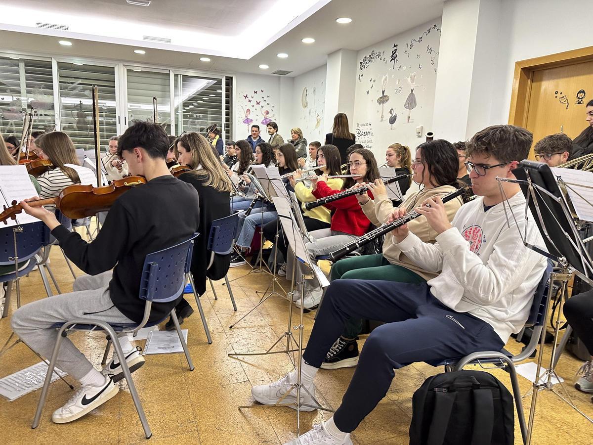 Alumnos del Conservatorio en el ensayo de la canción 'El pequeño extraterrestre'