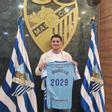 Diego Murillo posa con la camiseta de su renovación en el Málaga CF.