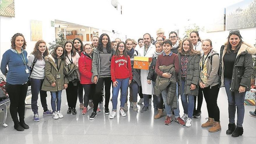 estudiantes del IES Emilio Canalejo envían cartas a los pacientes del Hospital