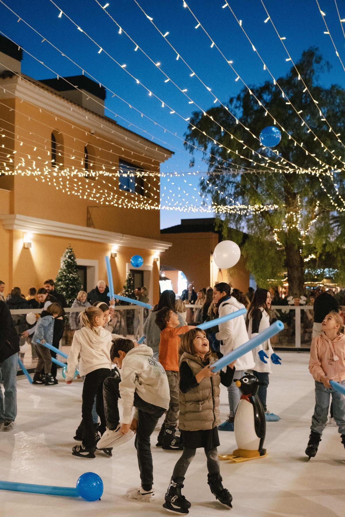 Los niños disfrutan de la pista de hielo