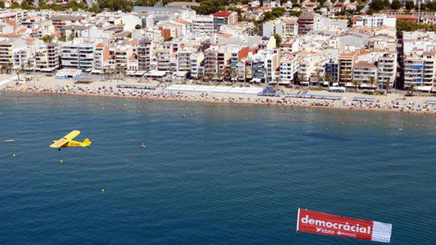 L&#039;avioneta amb la pancarta on es pot llegir &#039;democràcia&#039;