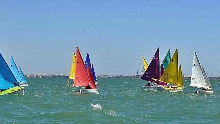 Participantes de la clase Hansa 303 durante la última regata disputada ayer en aguas de Cádiz.