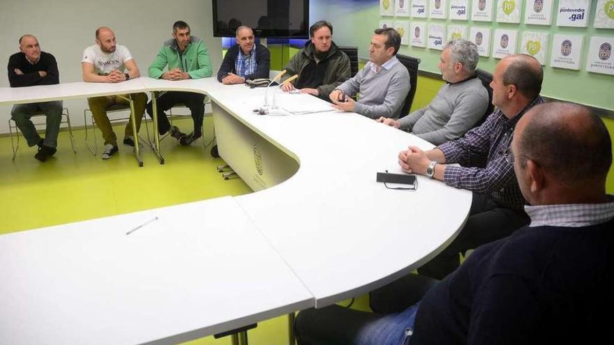 Momento de la reunión entre Luis Bará y los representantes vecinales de Vilaboa. // R. Vázquez