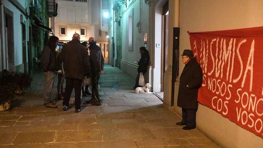 Algunos okupas, ayer, en la puerta del centro cívico.