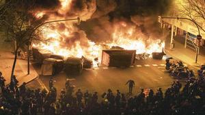 Quema de contenedores en Aragó con Bailen en las protestas por el rapero Pablo Hasél el pasado día 18.