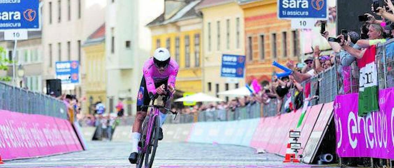 Van der Poel finaliza la contrarreloj de ayer en Budapest. |  // EFE