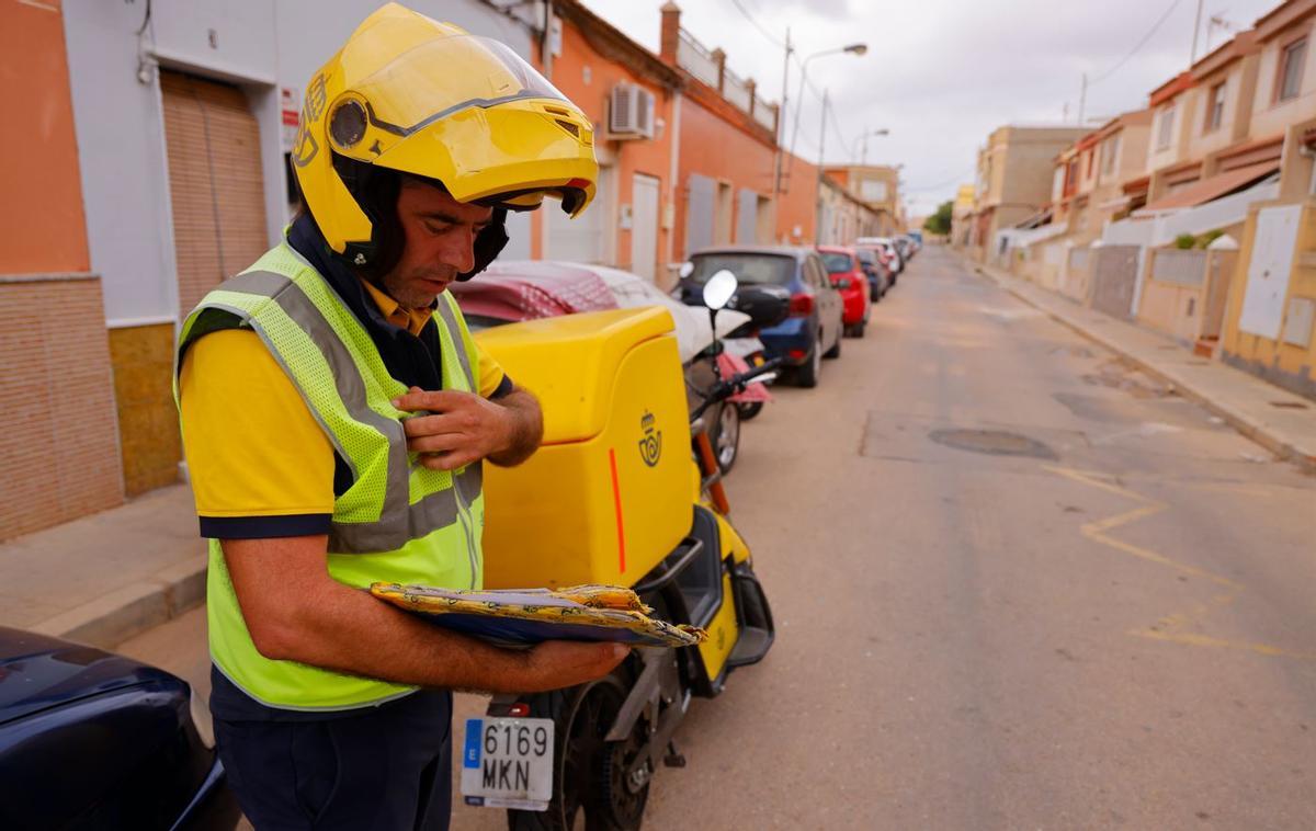 Un cartero de Correos en Los Dolores, Cartagena.