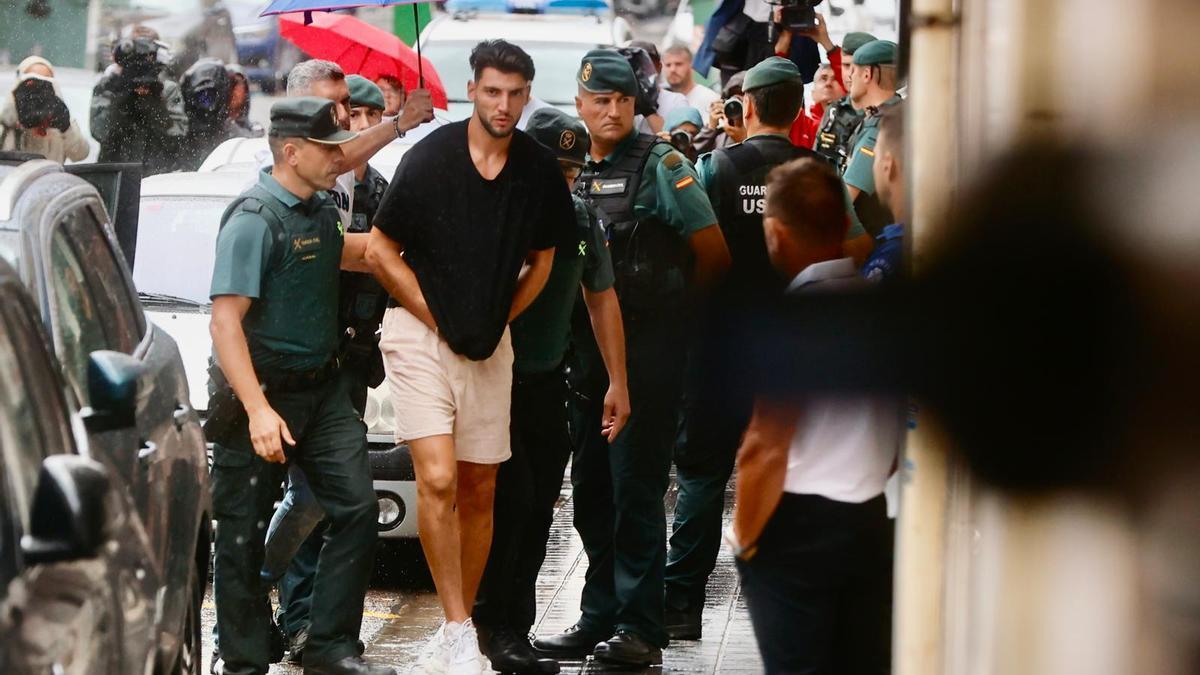 Rafa Mir, cuando ingresó en el calabozo por la denuncia de agresión sexual en septiembre de 2024