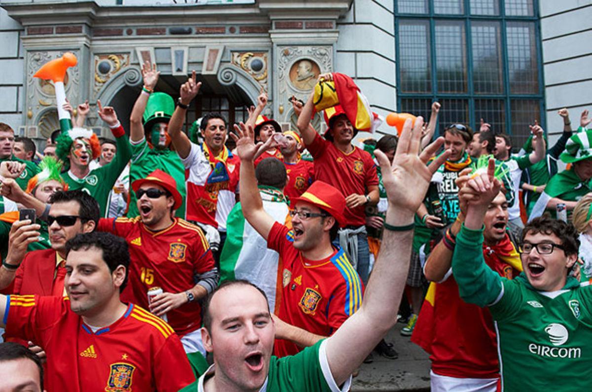 Seguidors de la selecció espanyola confraternitzen amb els aficionats irlandesos al casc antic de Gdansk (Polònia) abans del partit de l’Eurocopa 2012.
