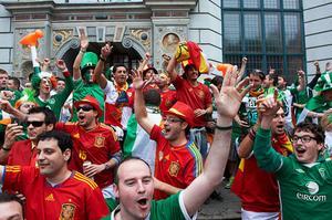 Seguidors de la selecció espanyola confraternitzen amb els aficionats irlandesos al casc antic de Gdansk (Polònia) abans del partit de l’Eurocopa 2012.