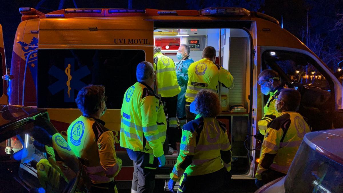 Miembros del Samur atendiendo a un joven con heridas de arma blanca en Madrid