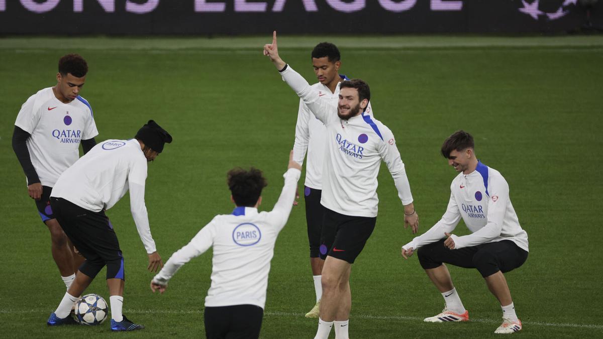 Los jugadores del PSG entrenan en el campo de San Mamés