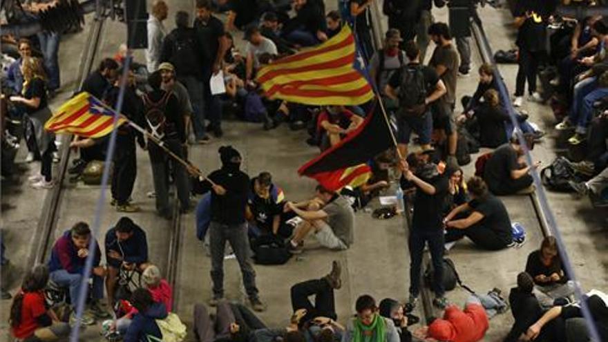 Grupos separatistas cortan la vía del AVE en Gerona durante dos horas