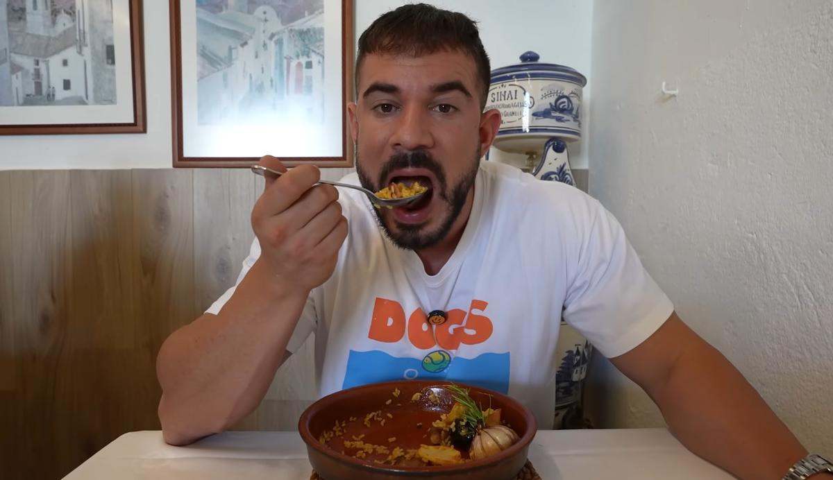 Pablo Cabezali dando cuenta del arroz al horno.