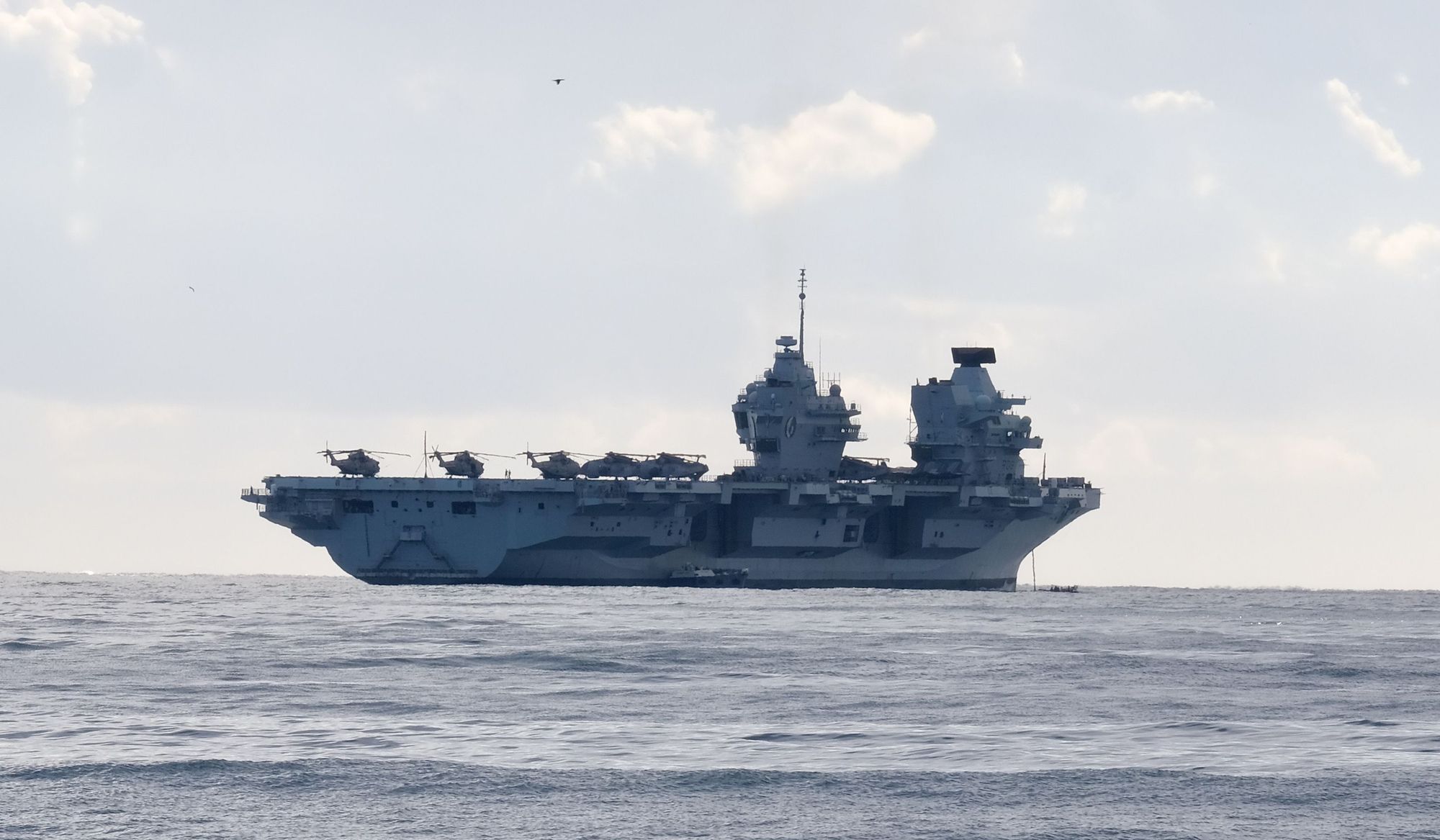 Der britische Flugzeugträger "HMS Queen Elizabeth" in der Bucht und im Hafen von Palma.