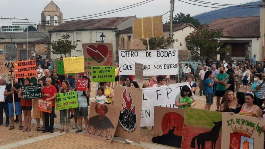 300 personas exigen soluciones para los afectados por el incendio en la Sierra de la Culebra