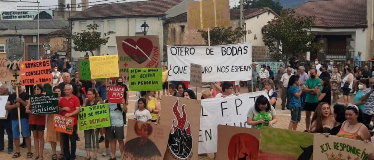 Pancartas en la manifestación de Ferreras de Arriba. | A. S.