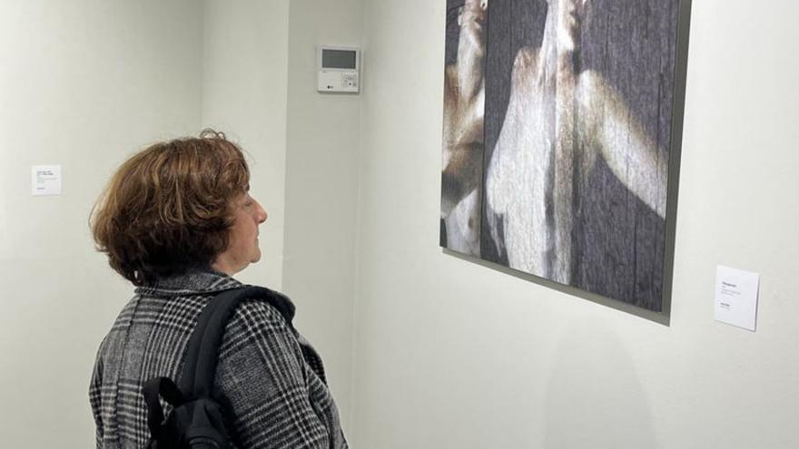 Una visitant contemplant la peça d’Anna Bahí.