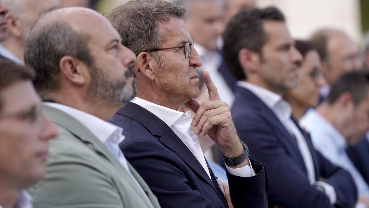 El líder del PP, Alberto Núñez Feijóo, en el centro de la fotografía, con altos cargos del PP, este miércoles en un mitin en Madrid.