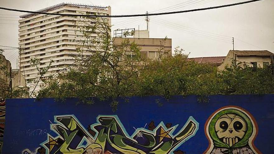 Una calavera protagoniza el graffiti de un muro en el barrio alicantino de San Antón