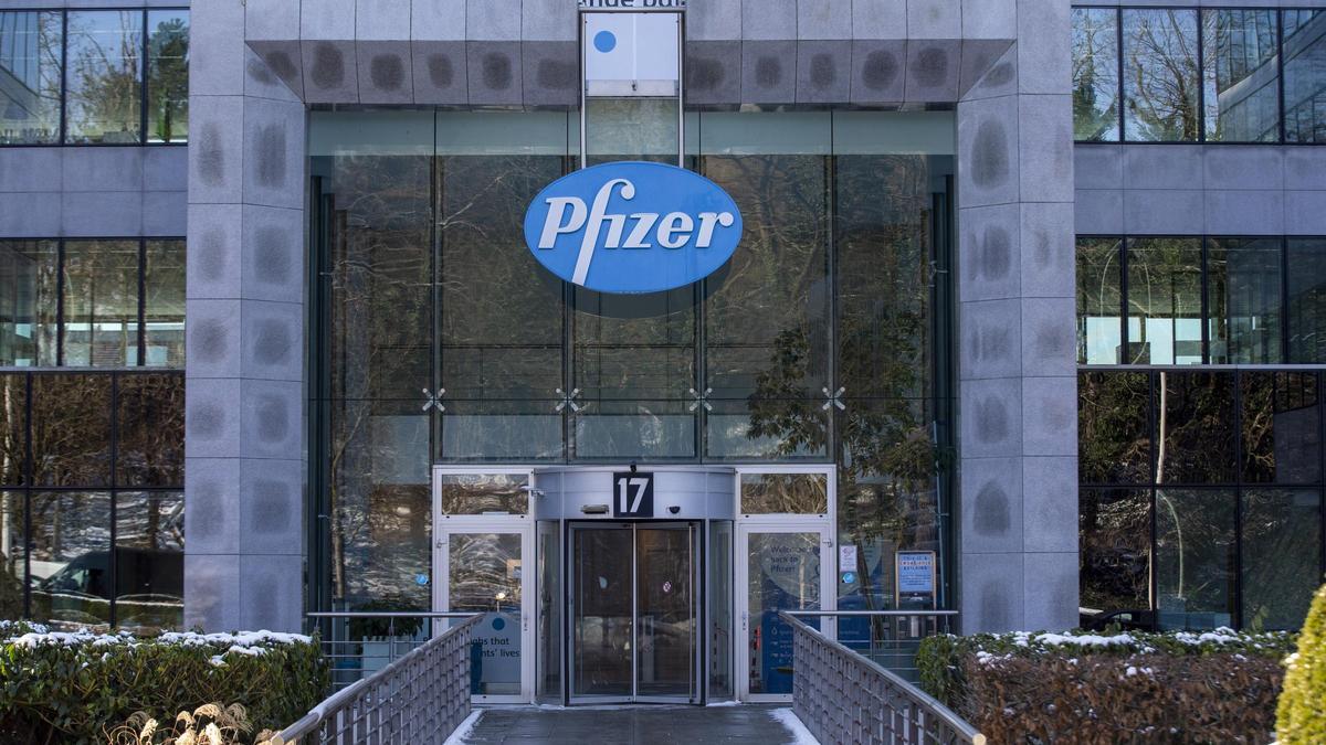 Vista de la entrada principal a las instalaciones de Pfizer en Bruselas.