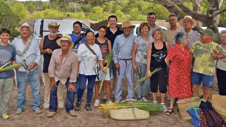 Los voluntarios organizados por la Obreria de Sant Antoni, en Cala Agulla.