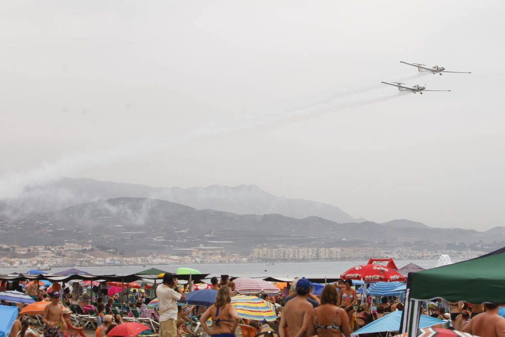 Miles de personas disfrutan a pie de playa del espectáculo protagonizado por el Ejército del Aire