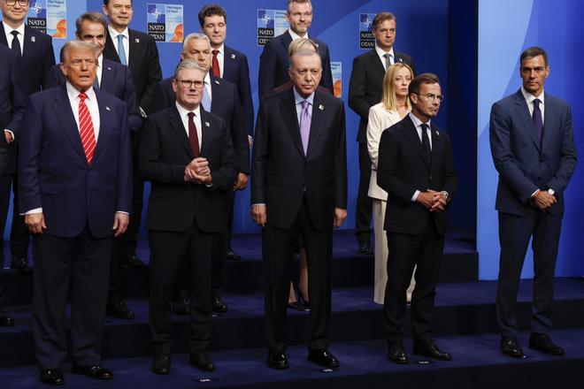 Sánchez afronta una cumbre de la OTAN marcada por las amenazas de Trump: "España aprenderá"