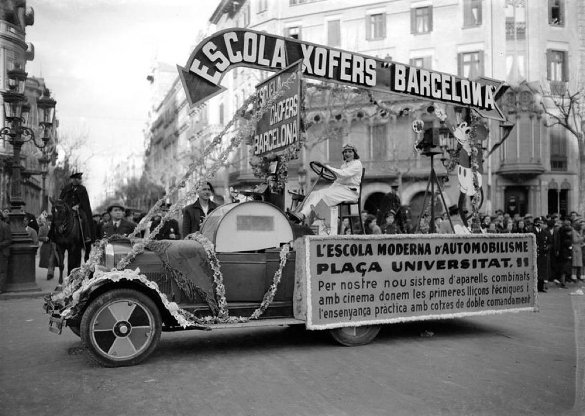 Carroza publicitaria de la Escuela de Chóferes de Barcelona. Rua de Carnaval de Pase de Gràcia 1935.