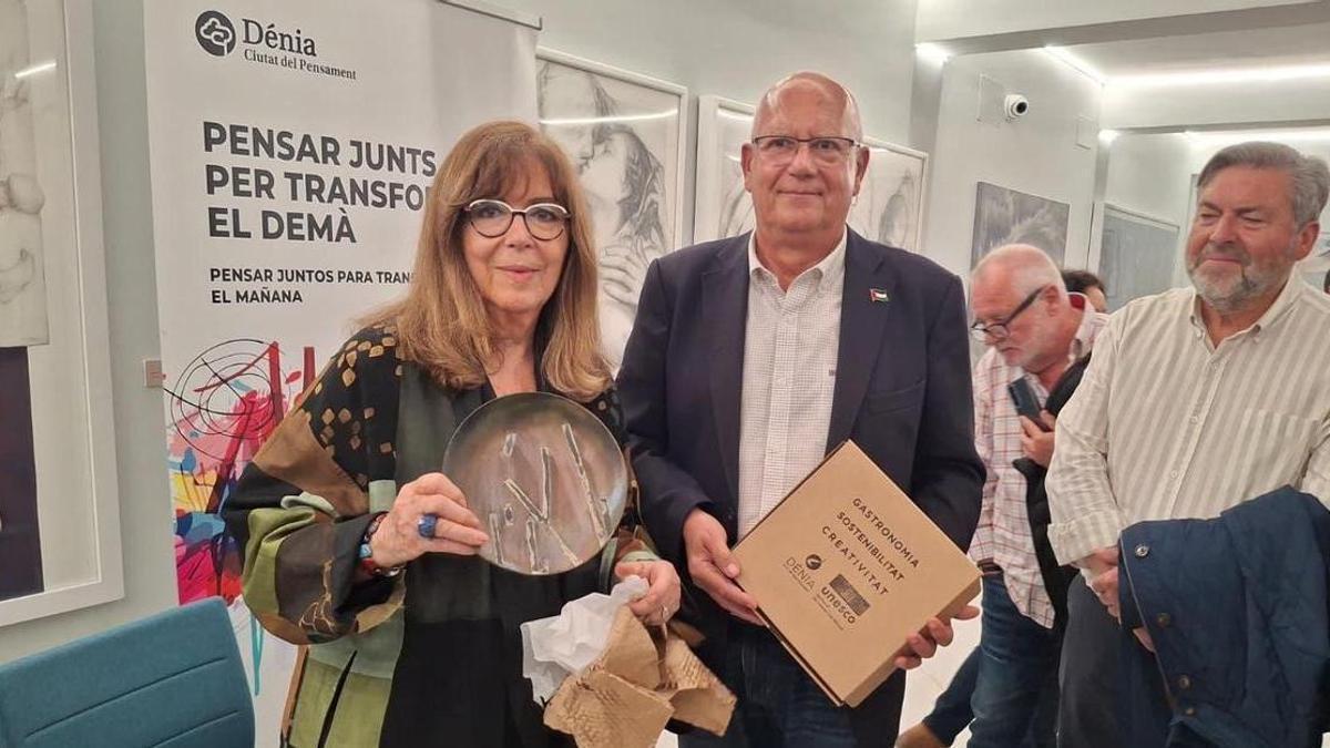 Maria del Mar Bonet sostiene, junto al alcalde, el plato de cerámica de posidonia oceánica