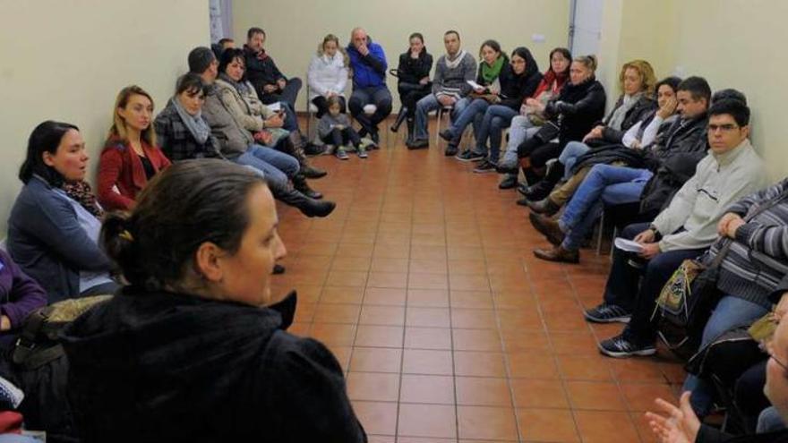 Padres del colegio de Las Campas, ayer, durante una reunión en el centro de actividades de La Florida.