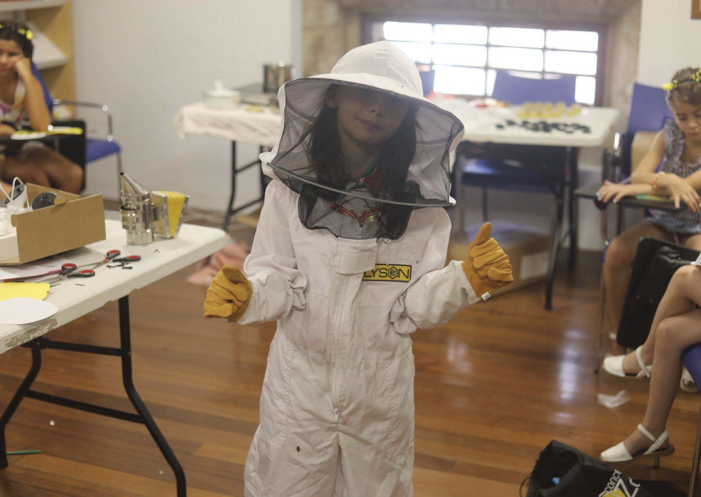 Una niña con un traje de apicultor durante el taller en La Alhóndiga.