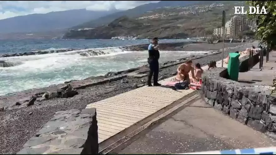 Bañistas se saltan el precinto por el mal tiempo debido a la borrasca Therese en Radazul, en Tenerife