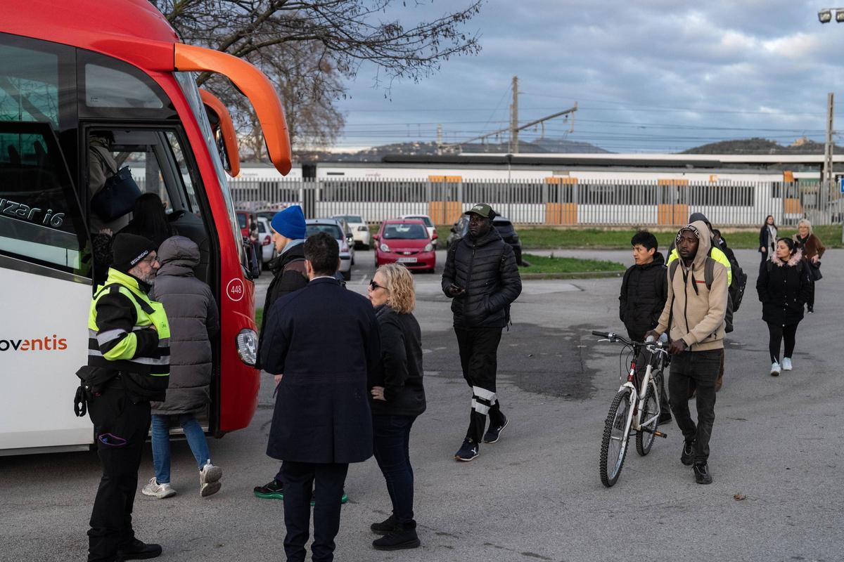Usuarios de Rodalies cogen autobuses en la estación de Blanes para llegar a su destino