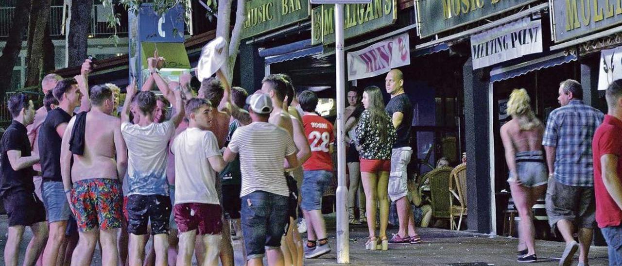 Turistas británicos, en una noche de fiesta en Punta Ballena (Magaluf).